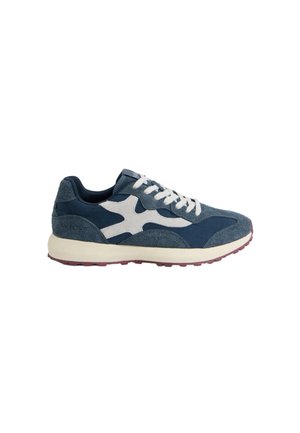 Zapatilla de ante azul y gris con cordones blancos, logo lateral blanco, media suela color marfil y suela exterior de goma granate.
