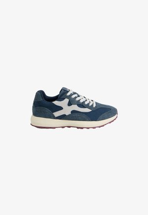 Zapatilla de ante azul y gris con cordones blancos, logo lateral blanco, media suela color marfil y suela exterior de goma granate.