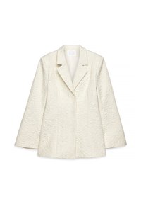 Hvid tekstureret blazer med et struktureret design, der har en spids krave og lange ærmer, lavet af et mønstret stof.