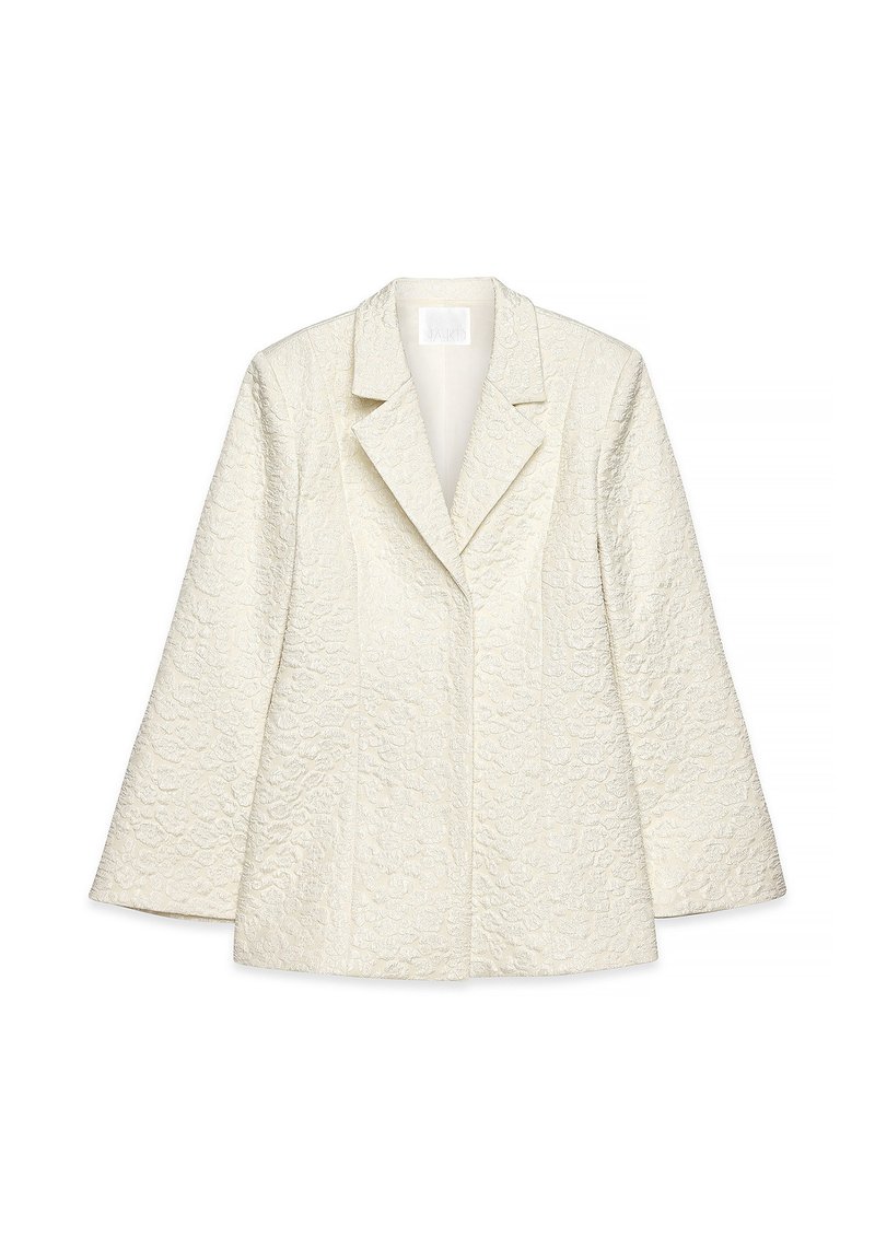 Hvid tekstureret blazer med et struktureret design, der har en spids krave og lange ærmer, lavet af et mønstret stof.