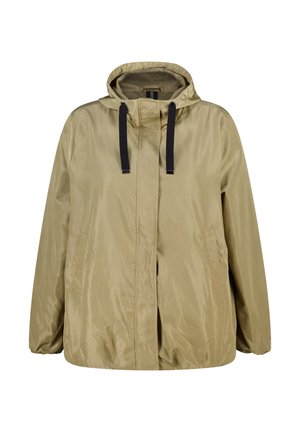 Lichtbruin gewatteerd jack met capuchon, zwarte trekkoorden, voorzakken en elastische manchetten, afgebeeld op een witte achtergrond.