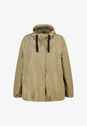 Lichtbruin gewatteerd jack met capuchon, zwarte trekkoorden, voorzakken en elastische manchetten, afgebeeld op een witte achtergrond.