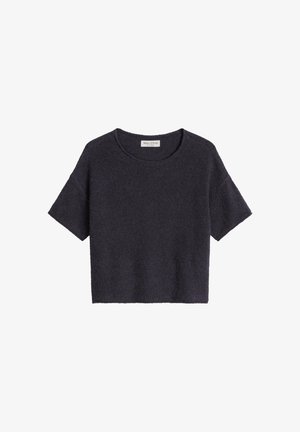 Pull court en tricot noir à manches courtes avec encolure ronde et tissu à texture douce, posé à plat sur fond blanc.