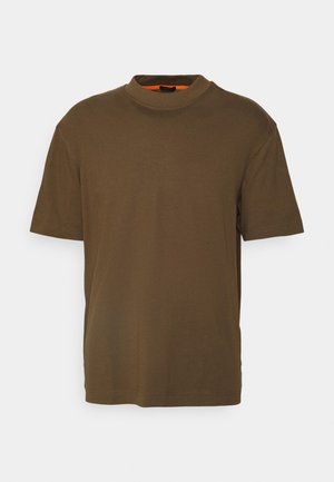 T-shirt marron à manches courtes et col rond avec une coupe décontractée, présenté sur un fond gris clair uni.