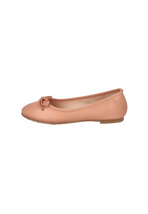 Bailarina plana de color rosa claro con puntera redonda, pequeño lazo decorativo en la parte delantera y suela plana, mostrada de perfil sobre fondo blanco.