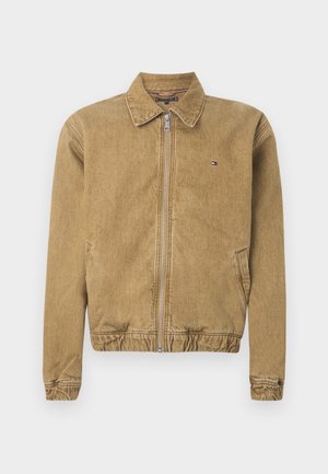 Jachetă din denim maro cu fermoar frontal, guler, tiv elastic și buzunare laterale. Are un logo mic pe piept.