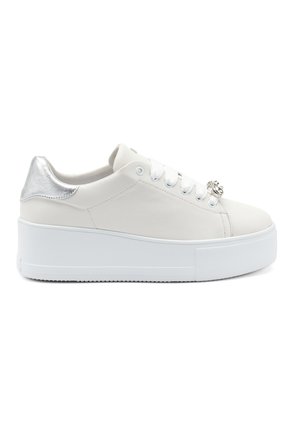 Sneaker bianco in pelle con un accento argento sul tallone, dotato di suola piatta e design con lacci. Decorazioni in metallo sulla punta.