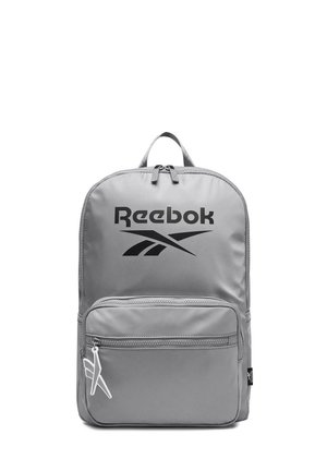 Szary plecak Reebok z przednią kieszenią na zamek, czarnym logo, górnym uchwytem i białym suwakiem w kształcie samolotu.