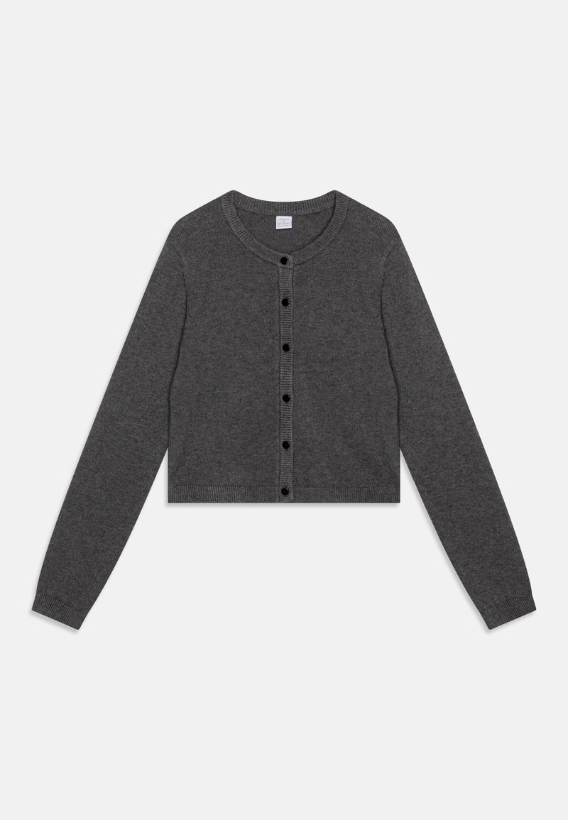 Zkrácený šedý cardigan vyrobený z měkké pleteniny, s kulatým výstřihem, dlouhými rukávy a zapínáním na knoflíky s černými knoflíky.