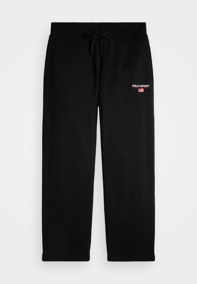 Pantaloni de trening negri cu șnur la talie, cu un mic logo "Polo Sport Ralph Lauren" și steagul american pe coapsa stângă.
