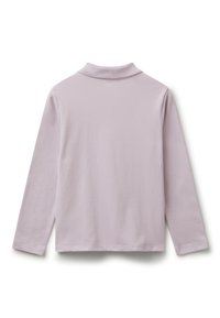 Lila Langarm-Turtleneck-Shirt mit geripptem Kragen, von hinten auf einem weißen Hintergrund gezeigt.