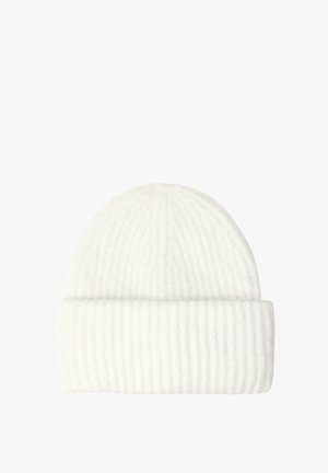 Witte geribde gebreide beanie met een brede omslag. Gemaakt van zacht materiaal, met verticale textuur en een afgeronde bovenkant.
