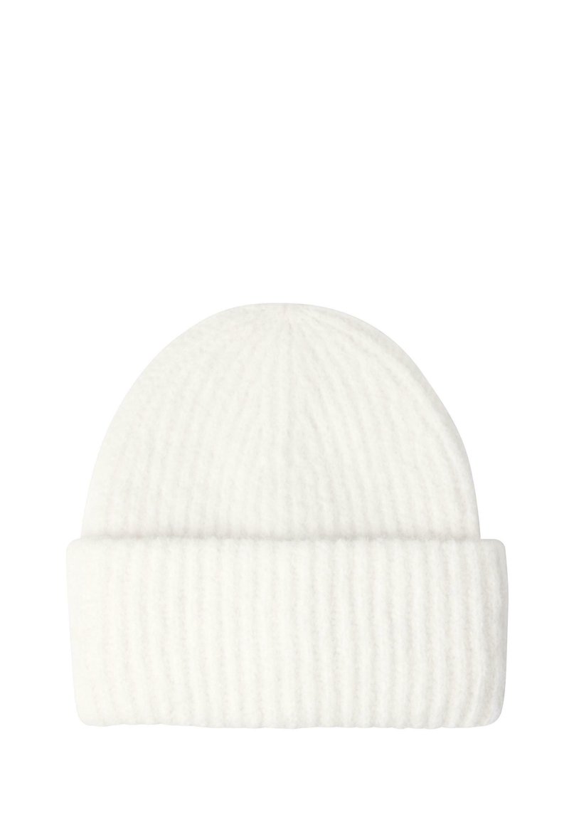 Hvid ribbet strikket beanie-hat med brede opslag. Lavet af blødt materiale, med lodret tekstur og en rund top.