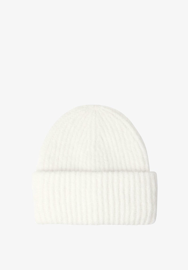 Hvid ribbet strikket beanie-hat med brede opslag. Lavet af blødt materiale, med lodret tekstur og en rund top.