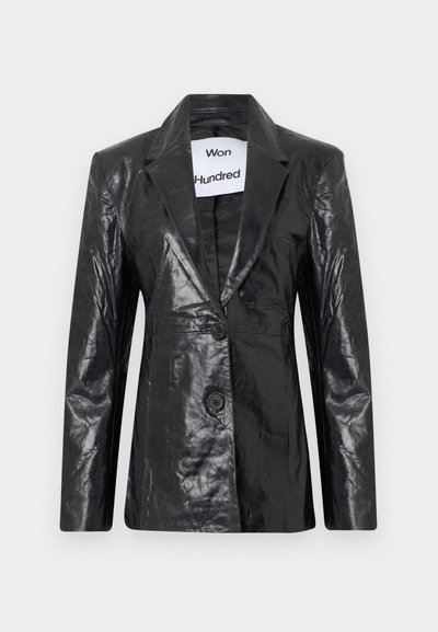 Blazer preto e brilhante feito de material texturizado, com colarinho em notched, fecho de um botão e marca visível na gola.