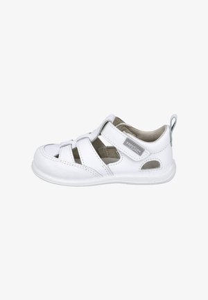 Sandalía blanca para niño pequeño con puntera cerrada, correa ajustable de velcro, recortes transpirables y suela acolchada para mayor comodidad.