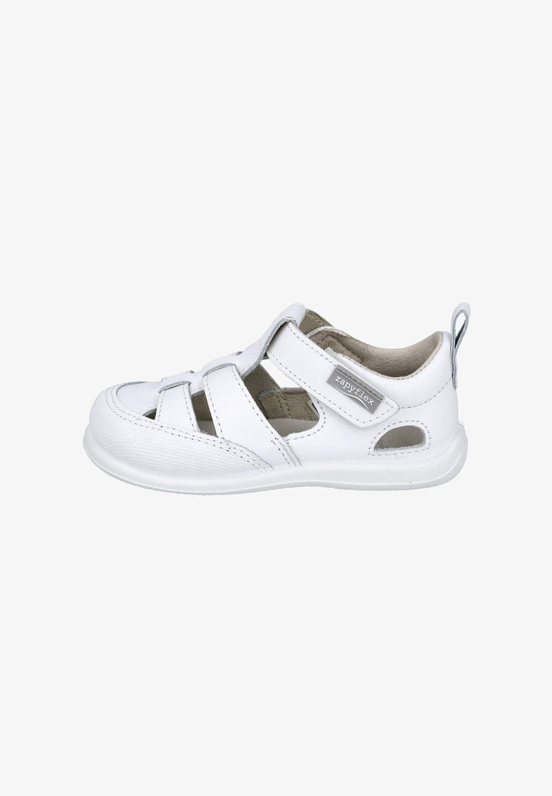 Sandalía blanca para niño pequeño con puntera cerrada, correa ajustable de velcro, recortes transpirables y suela acolchada para mayor comodidad.