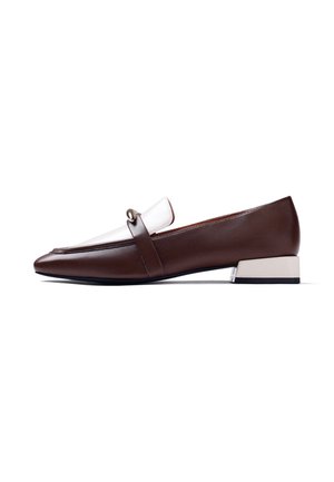 Mocasín de cuero marrón y blanco con tacón bajo de bloque y hebilla metálica decorativa en el lateral, mostrado de perfil sobre fondo blanco.