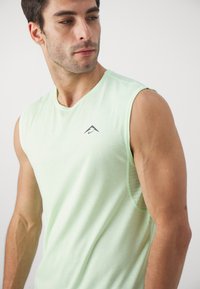 Nike Performance SOLAR CHASE TRAIL - Μπλούζα - vapor green/neutral olive/black