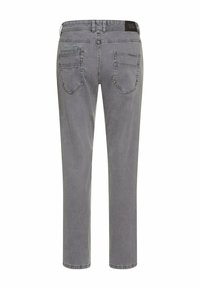 Grijze denimbroek met een rechte pijp, voorzien van twee achterzakken en een label op de tailleband. Gladde textuur met subtiele vervaging.