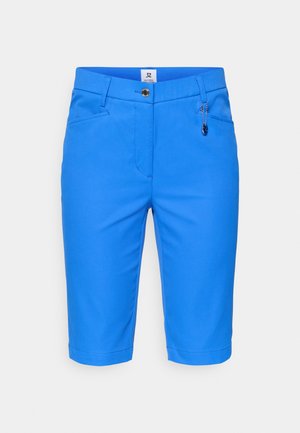 Blå shorts laget av et glatt, lett materiale. Funksjoner inkluderer en glidelåslomme, sømdetaljer og en rett passform med hemmede kanter.