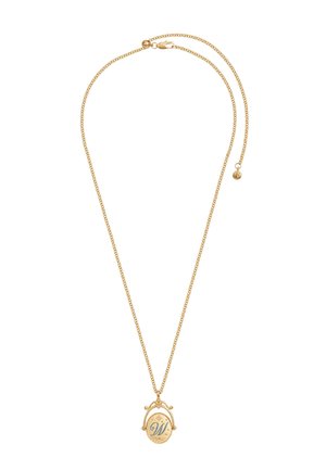 Zlatý retiazkový náhrdelník s oválnym príveskom so zámkom, na ktorom je modré písmeno „W“ a malé hviezdičkové a bodkové ozdoby.