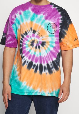 Koszulka tie-dye z jaskrawymi kolorami: purpura, morski, pomarańczowy, czarny i biały. Krótkie rękawy, luźny krój, logo na piersi.