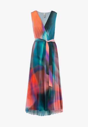 Vrouw draagt een mouwloze, V-hals, geplooide maxi-jurk met levendige oranje, turquoise en paarse abstracte patronen en een ceintuur met strik aan de zijkant.