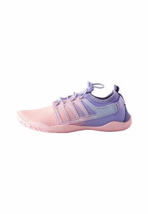 Letvægts sportssko i pink og lavendel med slip-on design og elastiske snørebånd, set fra siden på en hvid baggrund.