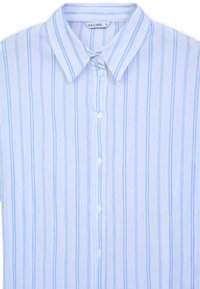 Camicia button-up a righe blu chiaro realizzata in un tessuto testurizzato, con colletto a punta e sei bottoni bianchi sul davanti.