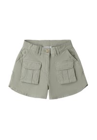 Shorts vert olive avec une fermeture à bouton, deux poches avant et deux poches latérales de style cargo. Fabriqués en tissu léger avec une texture lisse.
