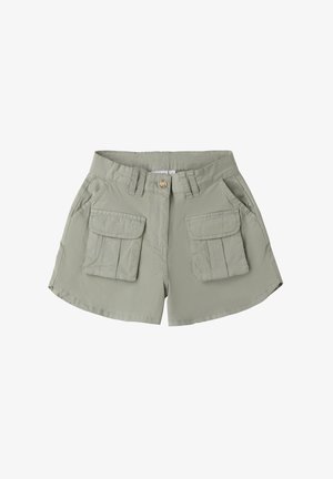 Pantaloni corti verde oliva con chiusura a bottone, due tasche frontali e due tasche laterali in stile cargo. Realizzati in tessuto leggero con una texture morbida.