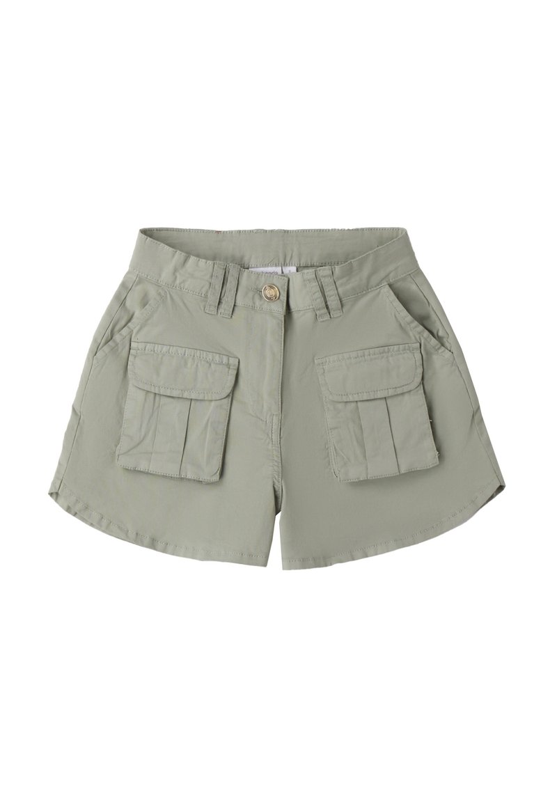 Shorts vert olive avec une fermeture à bouton, deux poches avant et deux poches latérales de style cargo. Fabriqués en tissu léger avec une texture lisse.