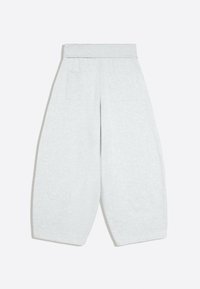 Lichtgrijze, wijde cropped broek met een elastische tailleband en twee rugzakken tegen een witte achtergrond.