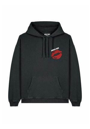 Haut à capuche noir avec une poche avant, orné d'une empreinte de lèvres rouges et du texte "FRENCH KISS". Fabriqué en tissu doux et texturé.