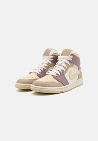 Scarpe sneakers alte con una combinazione di colori crema e viola chiaro, realizzate in pelle con punta perforata e lacci, pannelli laterali testurizzati.