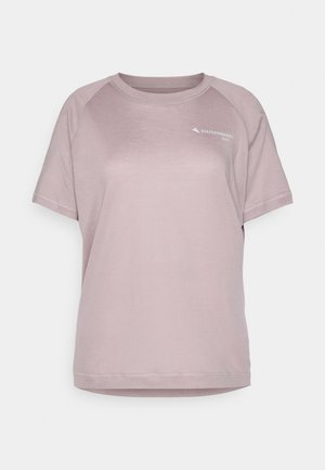 Roze sport t-shirt met korte raglanmouwen, ronde hals en subtiele textuur. Voorzien van een klein gedrukt logo op de borst.