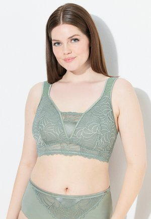 Lace bralette in gedempt groen met een golvende zoom, een v-hals ontwerp en brede bandjes, gecombineerd met bijpassende hoge taille brief.