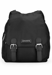Mochila negra de nylon con dobles hebillas plateadas, correas ajustables, bolsillo frontal y una etiqueta de marca. Textura suave y diseño minimalista.