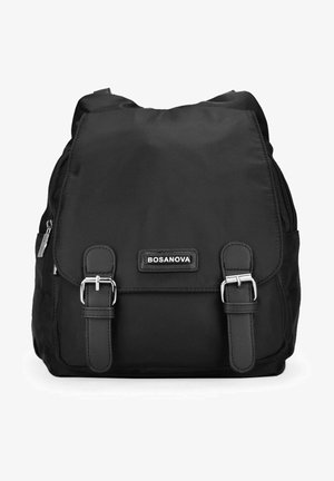 Mochila negra de nylon con dobles hebillas plateadas, correas ajustables, bolsillo frontal y una etiqueta de marca. Textura suave y diseño minimalista.