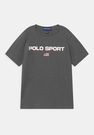 Ciemnoszary t-shirt z krótkim rękawem z nadrukiem "POLO SPORT Ralph Lauren" i małą amerykańską flagą na środku przodu.