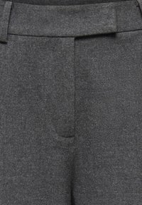 Pantalon en laine grise avec une finition texturée, doté d'un devant plat, d'une ceinture cousue et de poches latérales. Design classique et ajusté.