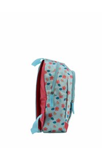 Sac à dos en tissu bleu avec des motifs floraux et arc-en-ciel, des accents roses et des doubles zippers ; il dispose de poignées latérales et d'un intérieur rembourré.
