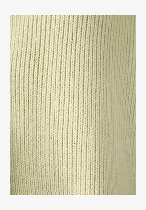 Primer plano de tela tejida de color verde claro con textura de canalé vertical y patrón de puntadas visible.