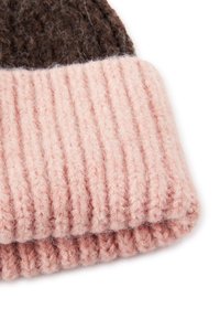 Pletená čepice s hnědou horní částí a žebrovanou růžovou spodní částí. Měkká textura s ohrnutým lemem pro zvýšení tepla.