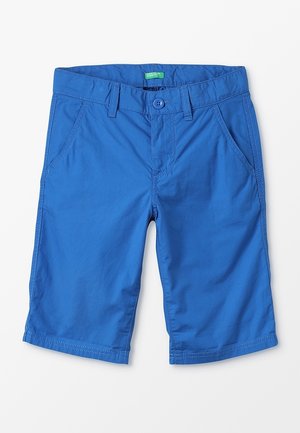 Blå knælange shorts med forlommer, bæltestropper og knaplukning, lagt fladt på en hvid baggrund.