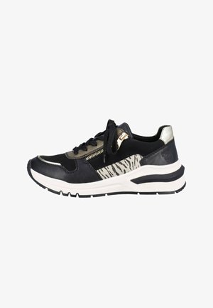 Schwarze Sneakers mit strukturiertem Zebramuster-Paneel, metallischen Akzenten, Schnürverschluss und einer kräftigen weißen Sohle. Obermaterial aus Mischmaterialien.