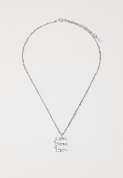 Ασημένια αλυσίδα κολιέ με μεγάλο, διακοσμητικό κρεμαστό γράμμα 'E' διακοσμημένο με καθαρούς κρυστάλλους, αναδεικνύοντας το γεωμετρικό του σχήμα και τη λάμψη του.