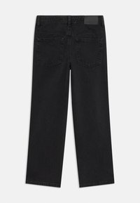 Zwarte wijde jeans met hoge taille, twee achterzakken, riemlussen en een rechthoekig zwart label op de tailleband, plat gelegd.