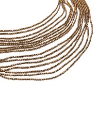 Naszyjnik składający się z wielu rzędów małych, metalicznych koralików w ciepłym kolorze brązu, z warstwowym wzorem i różnymi długościami dla uzyskania tekstury.